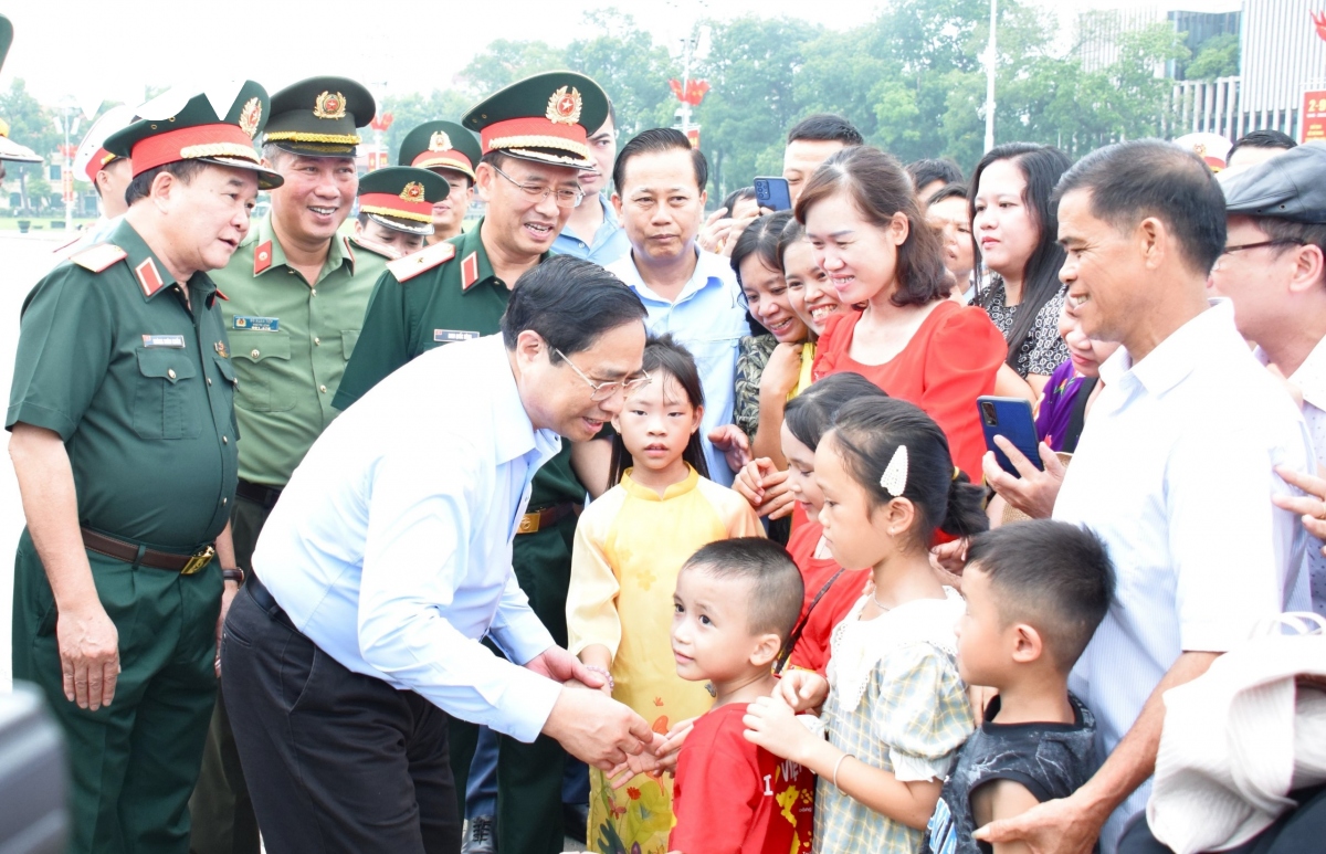 Thủ tướng thăm hỏi du khách đến tham quan Lăng Chủ tịch Hồ Chí Minh.