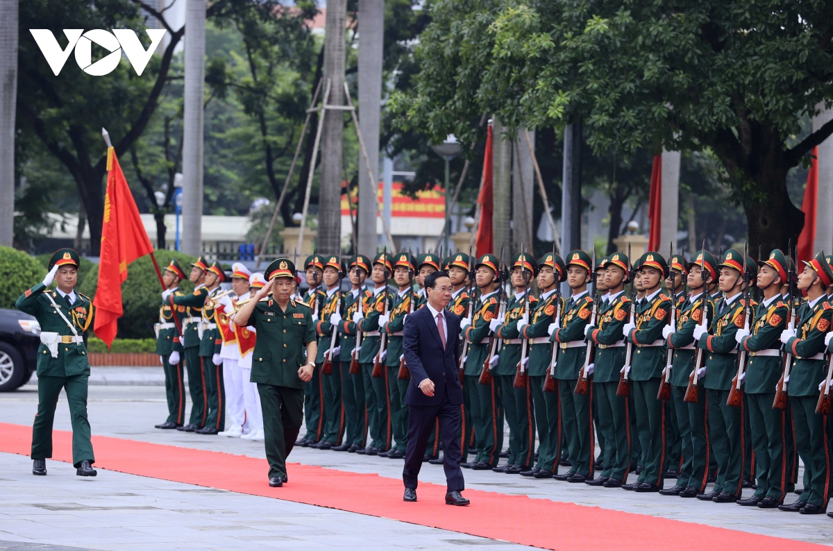 Lãnh đạo Học viện Quốc phòng đón Chủ tịch nước Võ Văn Thưởng.