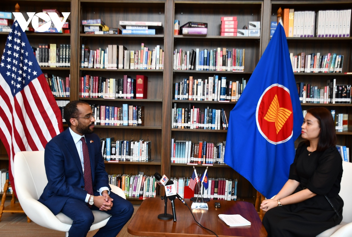 Đại sứ Mỹ tại ASEAN Youhannes Abraham trả lời phỏng vấn phóng viên VOV.