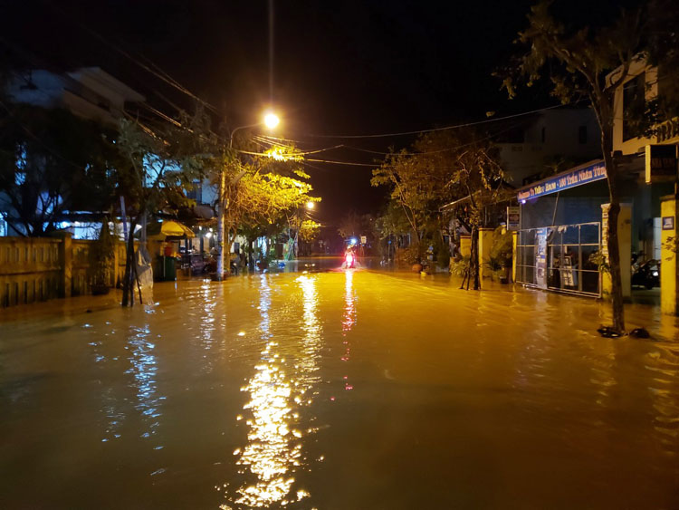 Nước dâng cao, khiến nhiều tuyến đường tại thành phố Hội An ngập nặng (tối 11/11)