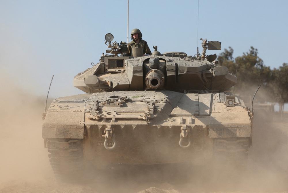 Binh lính Israel lái xe tăng ở Kibbutz Beeri, phía Nam Israel ngày 14/10. (Ảnh: Reuters)