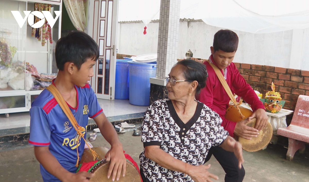 Cô Sa Quyên vẫn miệt mài truyền lửa đam mê nghệ thuật dân tộc cho các cháu nhỏ.