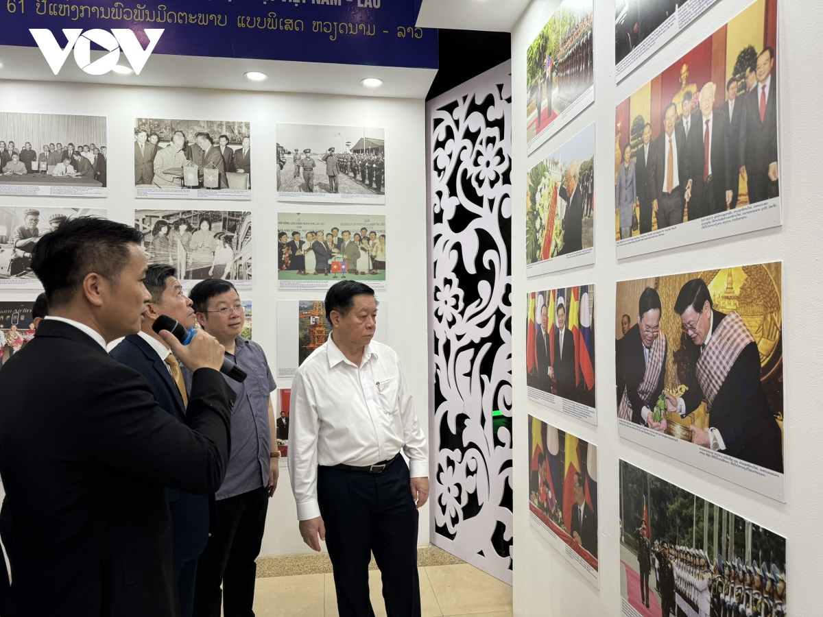Ông Nguyễn Trọng Nghĩa thăm Hội chợ - Triển lãm Việt - Lào.