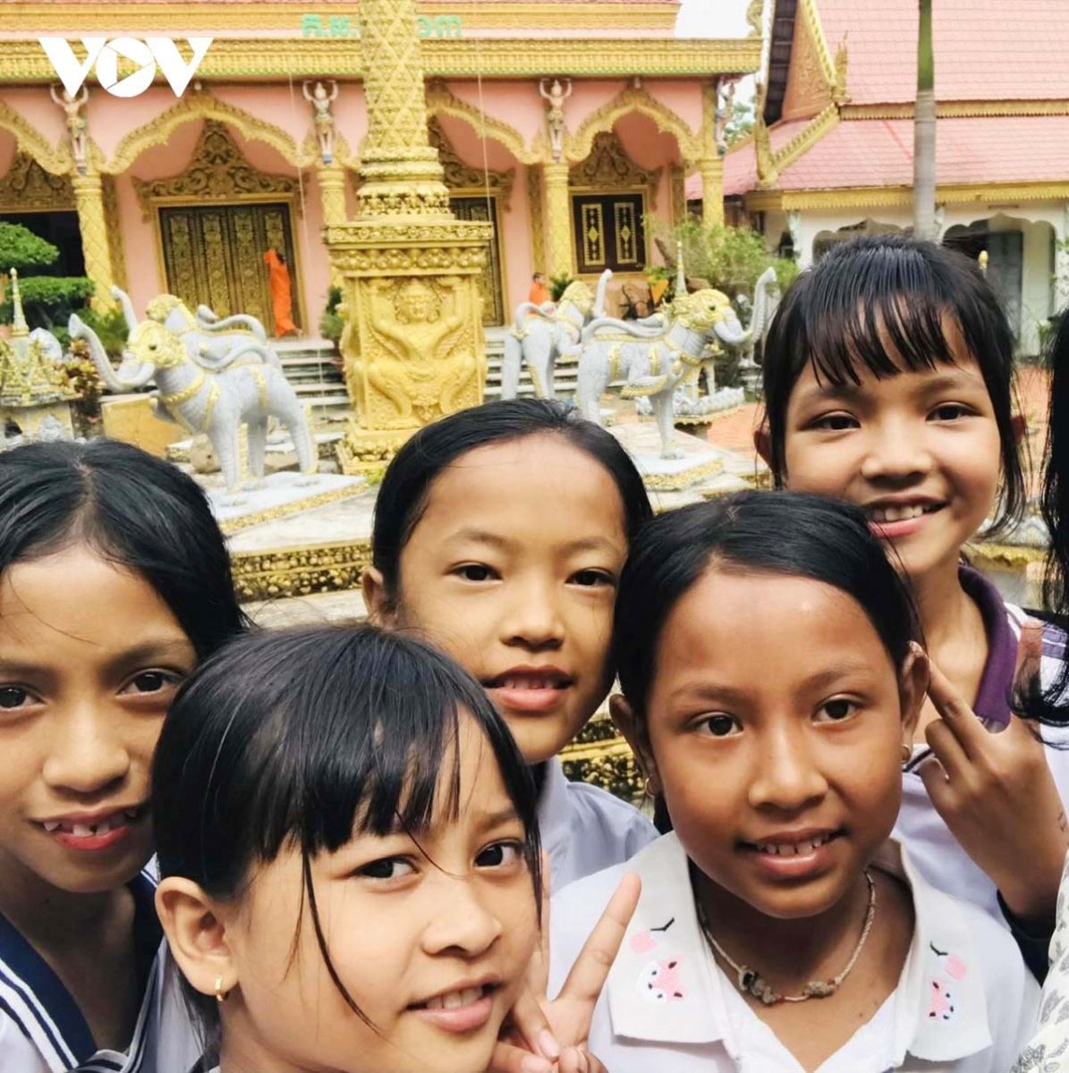 Trẻ em người Khmer ở Trà Vinh được vào chùa học chữ để gìn giữ bản sắc văn hóa của dân tộc mình.