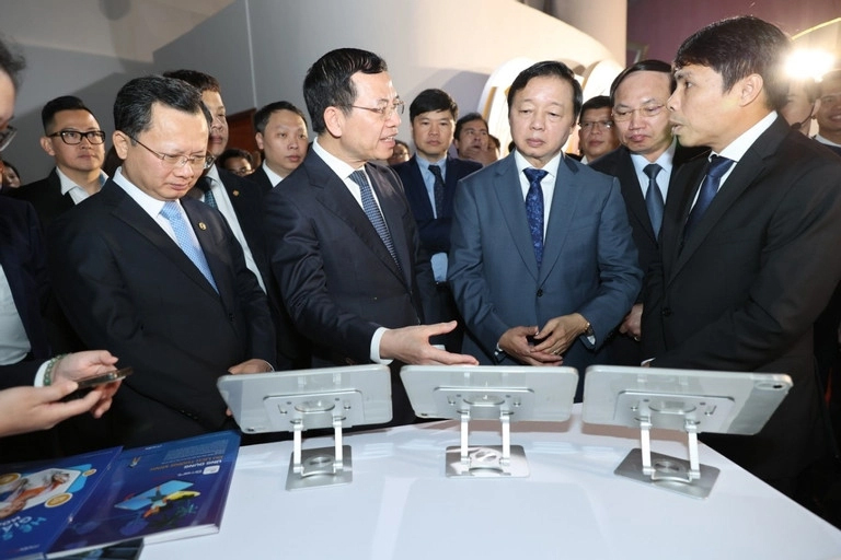 Phó Thủ tướng Trần Hồng Hà tham quan triển lãm.