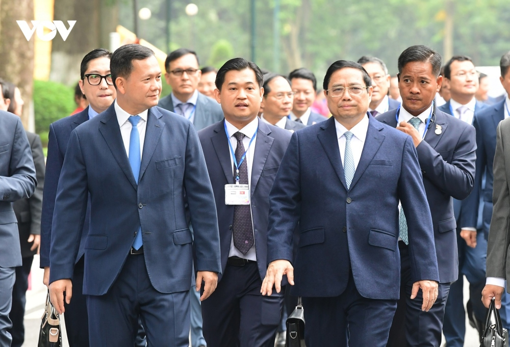 Sau lễ đón tại Phủ Chủ tịch, hai Thủ tướng di chuyển về Văn phòng Chính phủ để tiến hành hội đàm.