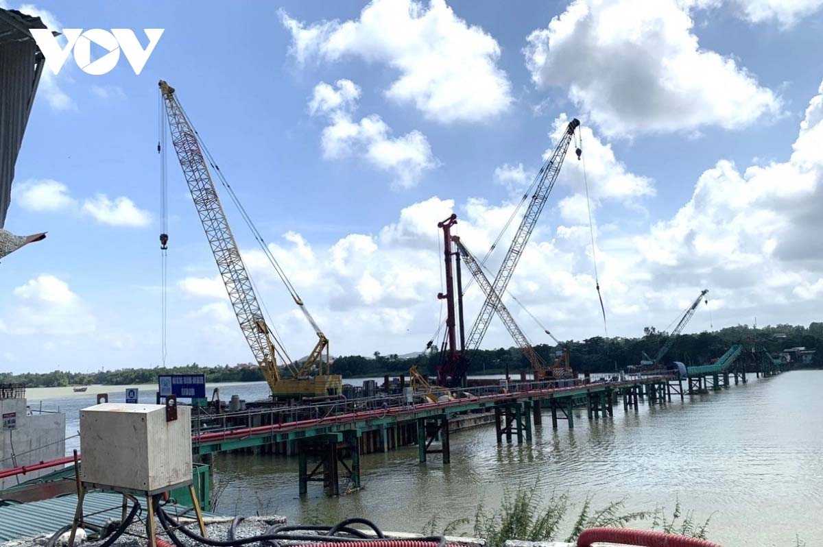 Công trình cầu Nguyễn Hoàng vượt sông Hương của tỉnh Thừa Thiên Huế có tiến độ giải ngân tốt.