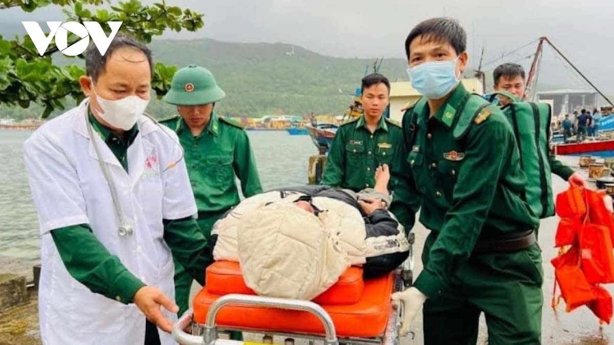 Thiếu tá Ninh Công Khánh (áo trắng) cùng lực lượng Bộ đội Biên phòng TP Đà Nẵng cấp cứu cho ngư dân ở quận Sơn Trà.