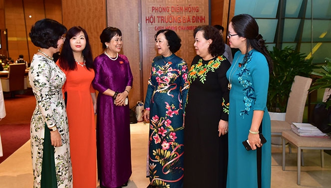 Các nữ đại biểu Quốc hội thảo luận bên lề Phiên họp. (Ảnh: Cổng thông tin Điện tử Quốc hội)