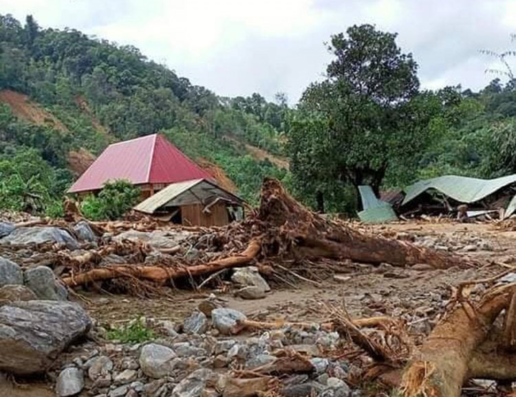 Khu vực sạt lở thôn 6, Phước Lộc, huyện Phước Sơn hiện còn 3 người đang mất tích.