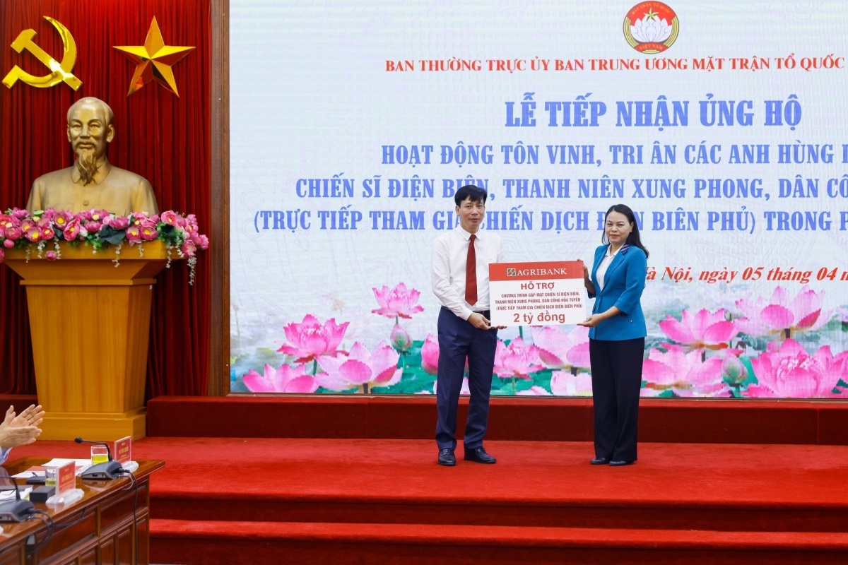 Bà Nguyễn Thị Thu Hà, Phó Chủ tịch - Tổng Thư ký Ủy ban Trung ương MTTQ Việt Nam tiếp nhận số tiền ủng hộ từ Ngân hàng Agribank.