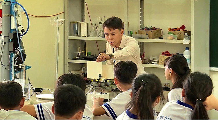 Thầy giáo Lê Thanh Liêm đang hướng dẫn các em học sinh phương pháp nghiên cứu, sáng tạo các thiết bị, đồ dùng dạy học.