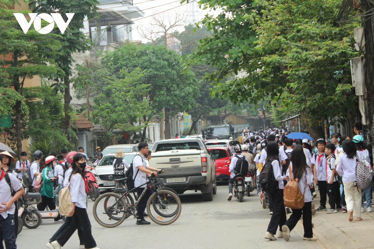Giờ tan tầm, nhiều khu vực cổng trường học ở TP Yên Bái thường xảy ra ùn ứ, ách tắc cục bộ.