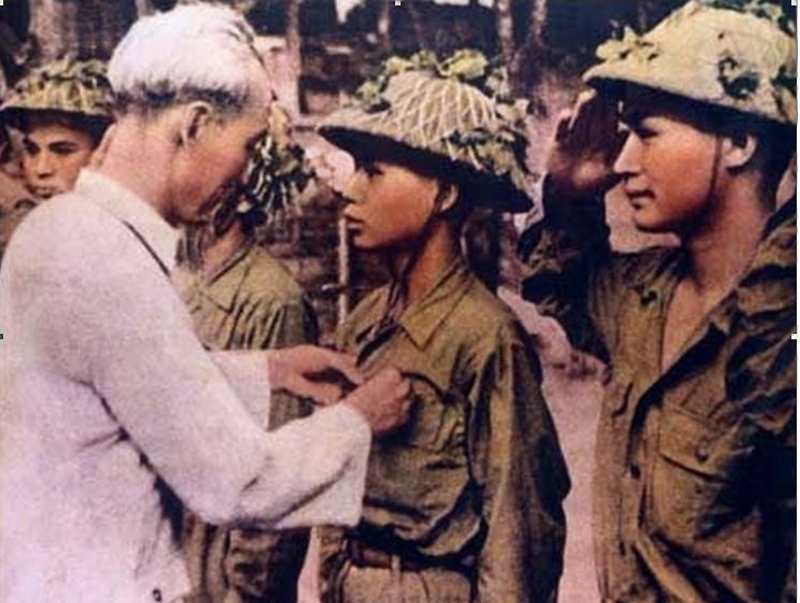 Bức ảnh Bác Hồ gắn Huy hiệu Chiến sĩ Điện Biên Phủ cho ông Bế Văn Sâm.