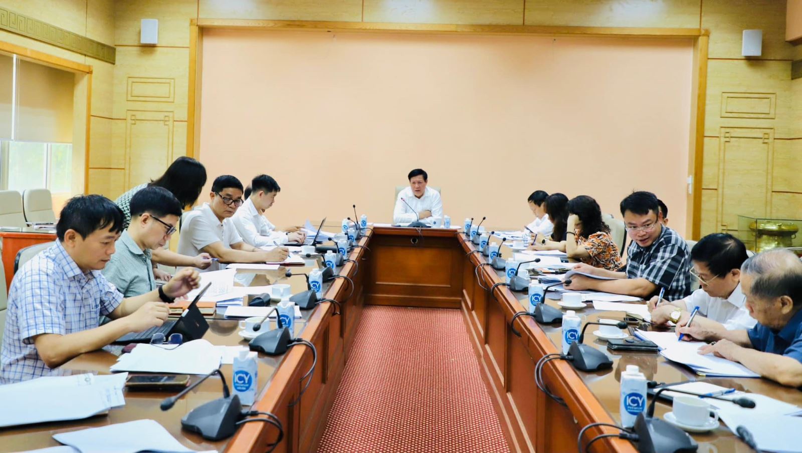 Thứ trưởng Bộ Y tế Đỗ Xuân Tuyên chủ trì cuộc họp.