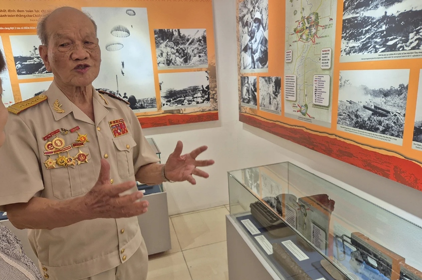 Đại tá Nguyễn Hữu Tài tại triển lãm.