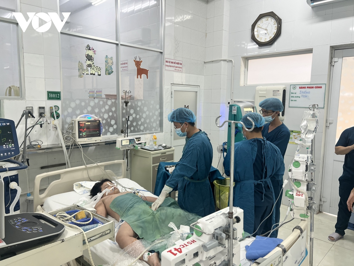 Bệnh viện Nhi Đồng Nai đang điều trị cho 12 ca, trong đó có 2 ca rất nặng. (Ảnh K.N)