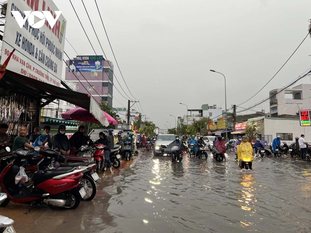 Đường Kha Vạn Cân ở TP Thủ Đức ngập nặng sau cơn mưa lớn, kéo dài hơn 1 giờ đồng hồ. (Ảnh: N.D)