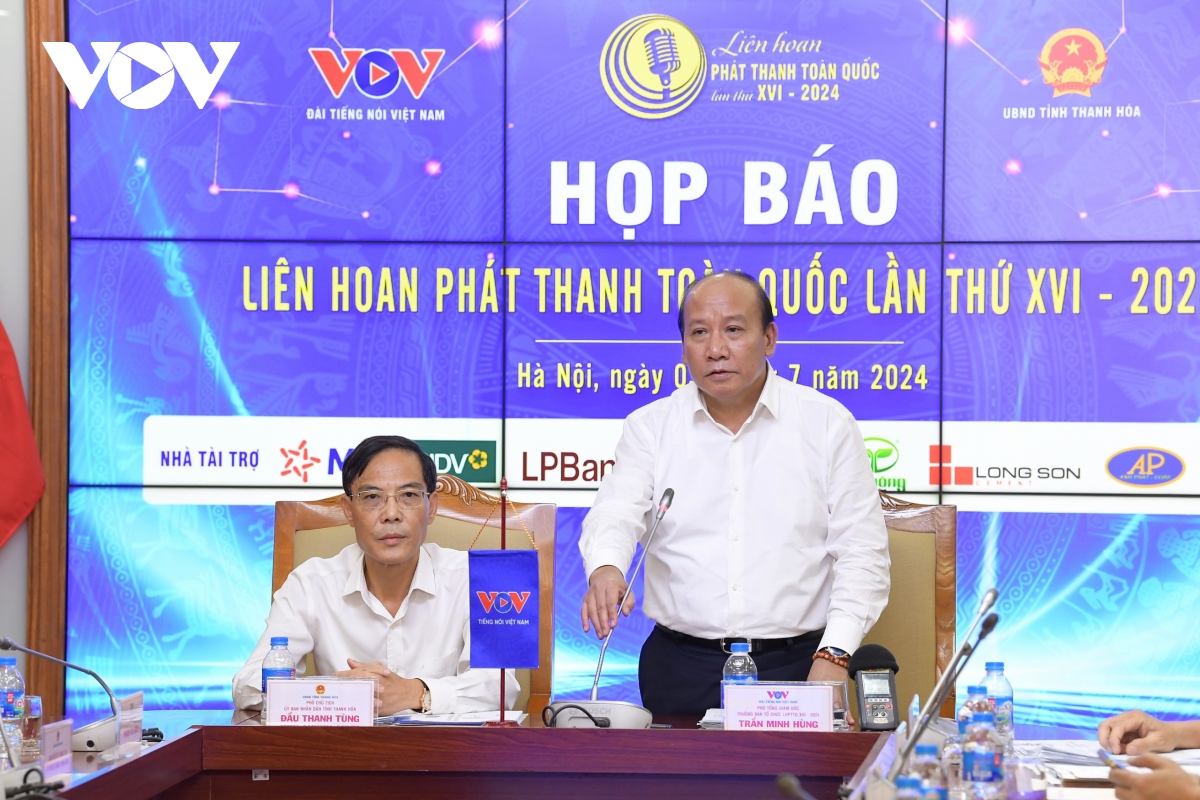 Ông Trần Minh Hùng, Phó Tổng Giám đốc Đài Tiếng nói Việt Nam, Trưởng Ban Tổ chức Liên hoan phát thanh toàn quốc lần thứ XVI chia sẻ thông tin tại buổi họp báo. (Ảnh: Hà Phương)