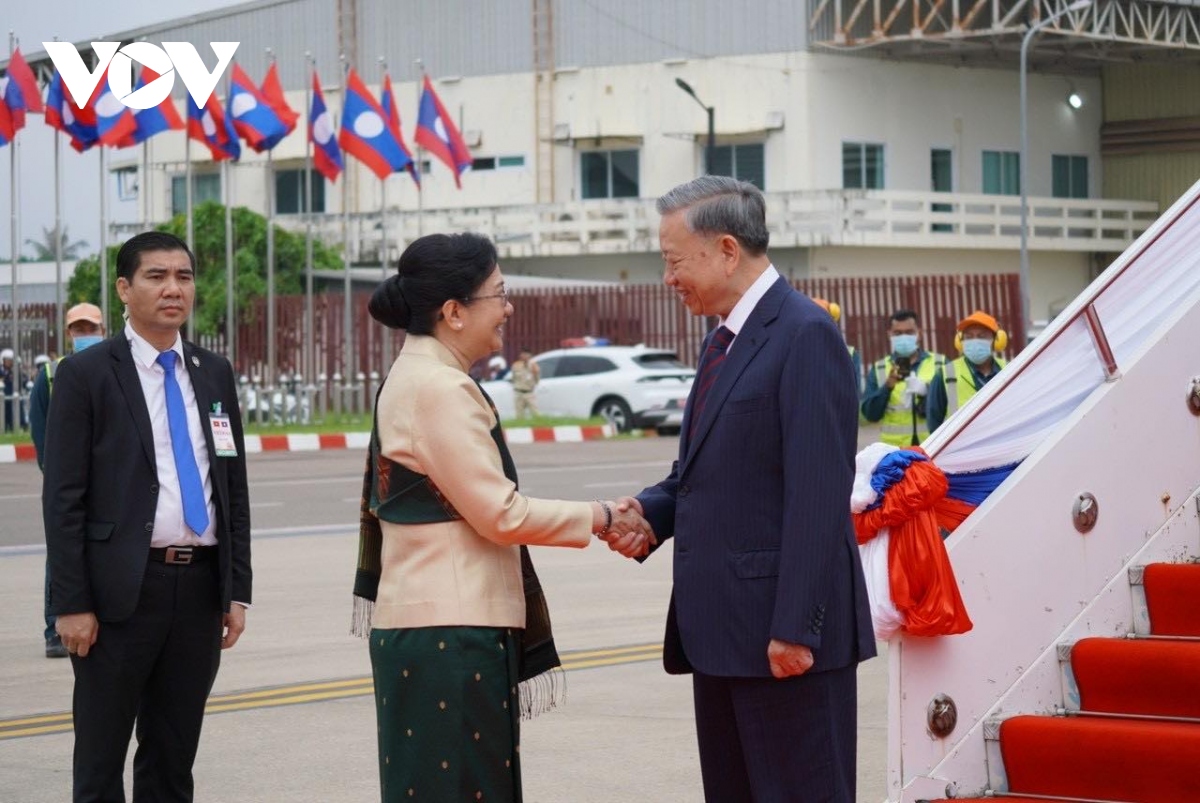 Đón Chủ tịch nước Tô Lâm và đoàn cấp cao Việt Nam tại sân bay Wattay có Chủ nhiệm Văn phòng Chủ tịch nước Lào Khemmani Phonsena.