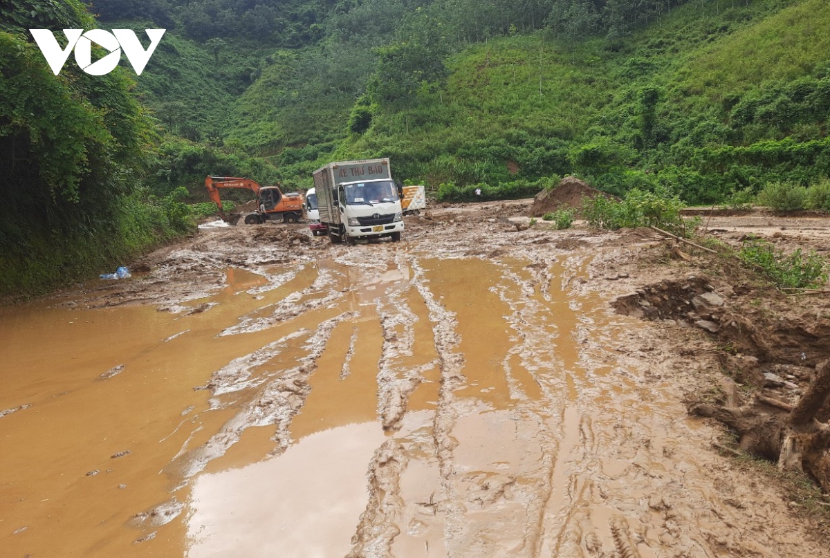 Các đơn vị đảm bảo giao thông được yêu cầu ứng trực 24/24h để khắc phục nhanh nhất các sợ cố sạt lở xảy ra.