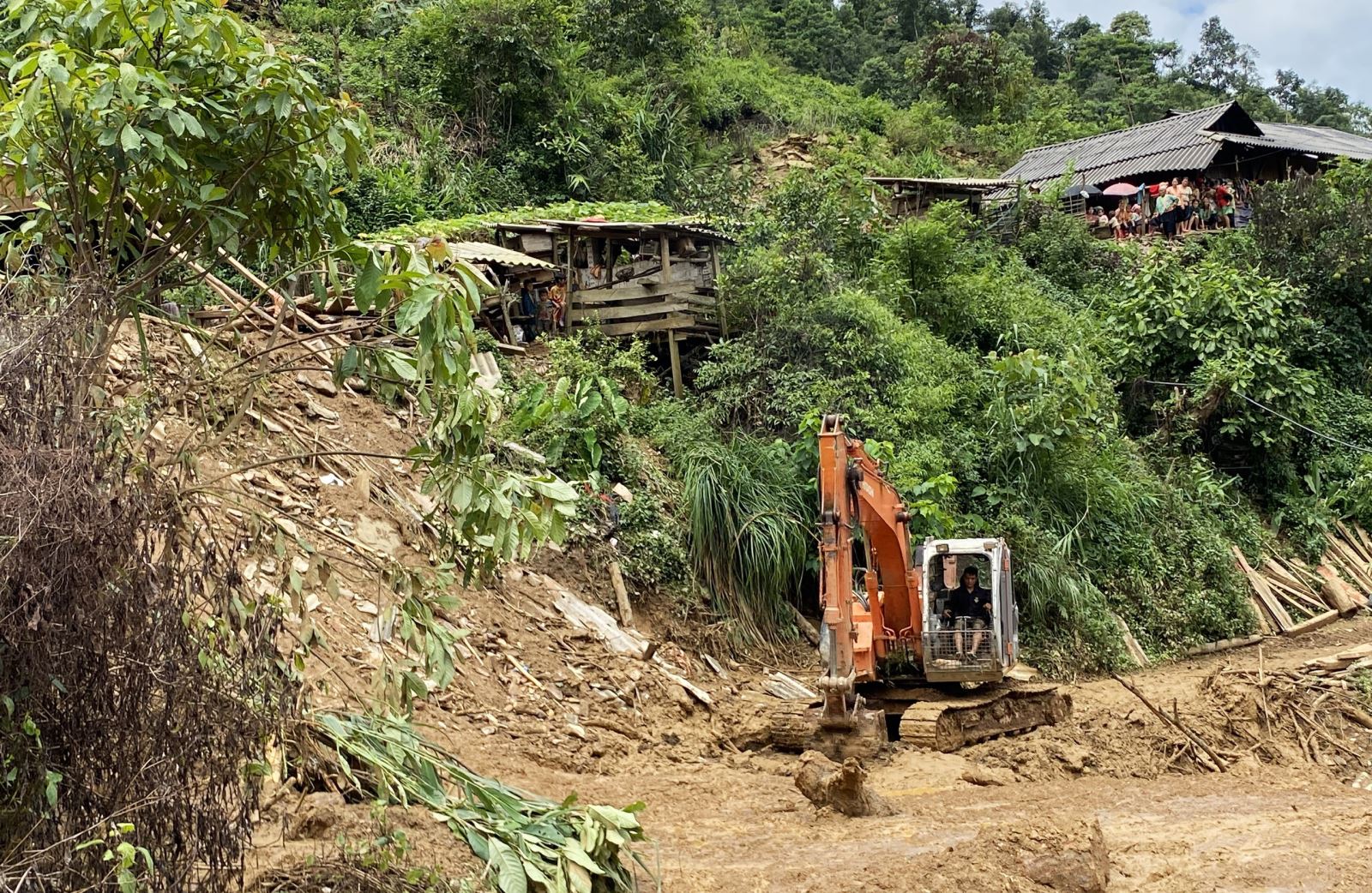 Các bản thực hiện phương châm 4 tại chỗ, khắc phục sạt lở, thông xe