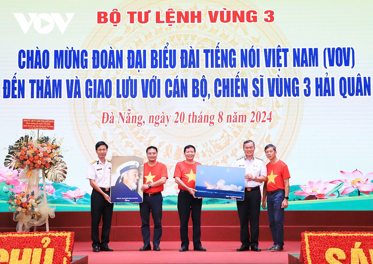 Vùng 3 Hải quân tặng quà lưu niệm cho Đoàn VOV.