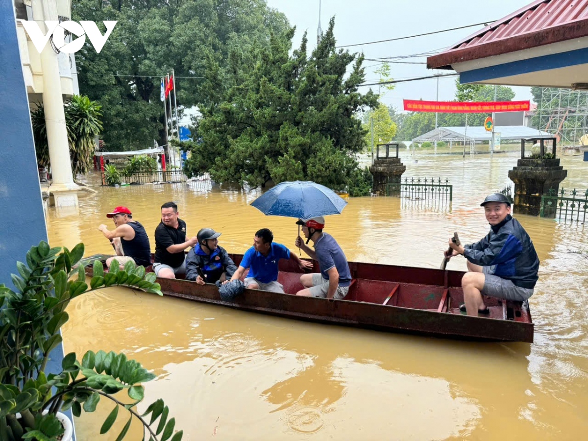 Nhiều khu vực nước ngập tới 2 m.