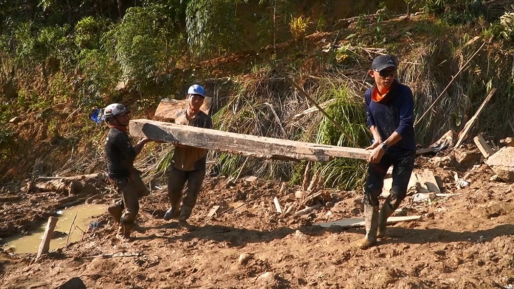 Lực lượng tình nguyện cùng bà con địa phương tham gia cứu hộ cứu nạn.