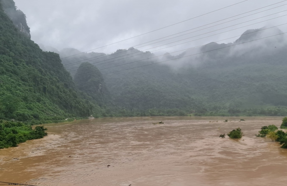 Mưa lớn do hoàn lưu của bão làm nước sông tại thượng nguồn dâng cao, chảy xiết.