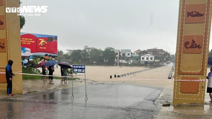 Cầu Phố Giang chìm trong nước lũ. (Ảnh: UBND xã Sơn Giang)