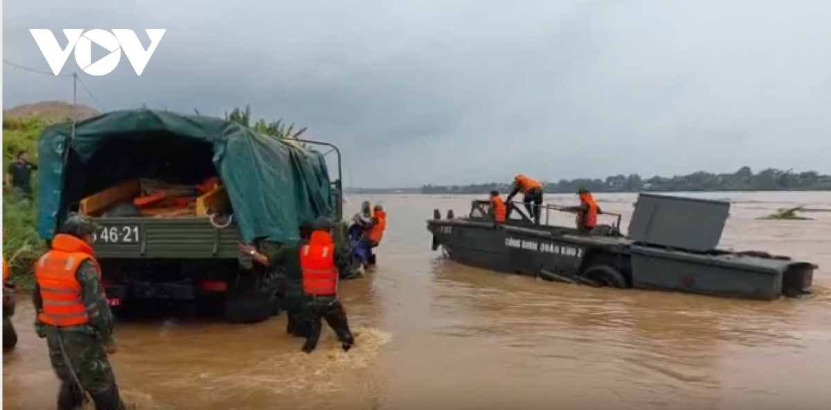 Lực lượng quân đội trong quá trình thăm dò dòng chảy, mực nước để chuẩn bị lắp cầu phao.