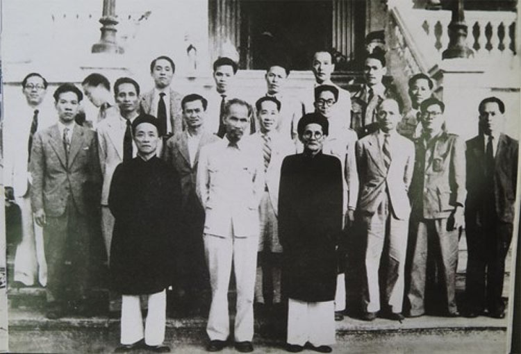 Chủ tịch Hồ Chí Minh và cụ Huỳnh Thúc Kháng (hàng đầu, thứ nhất từ phải sang) trong Chính phủ đầu tiên của nước Việt Nam Dân chủ Cộng hòa. (Ảnh tư liệu)