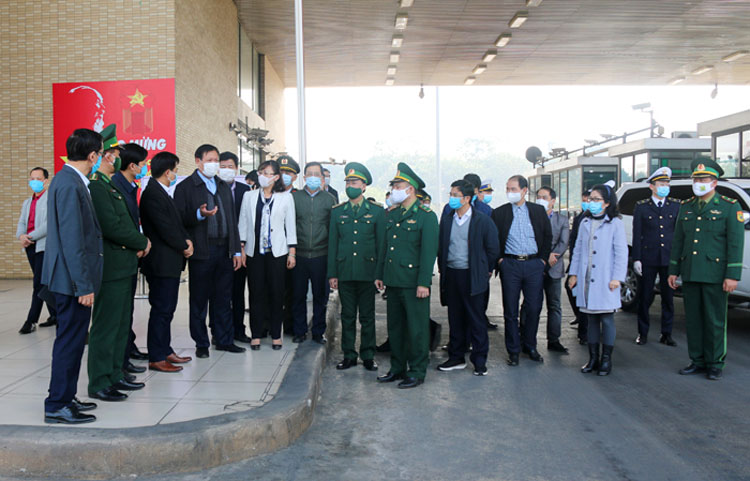 Đoàn công tác kiểm tra công tác phòng, chống dịch tại Cửa khẩu Kim Thành. (Ảnh: Thảo Châu)