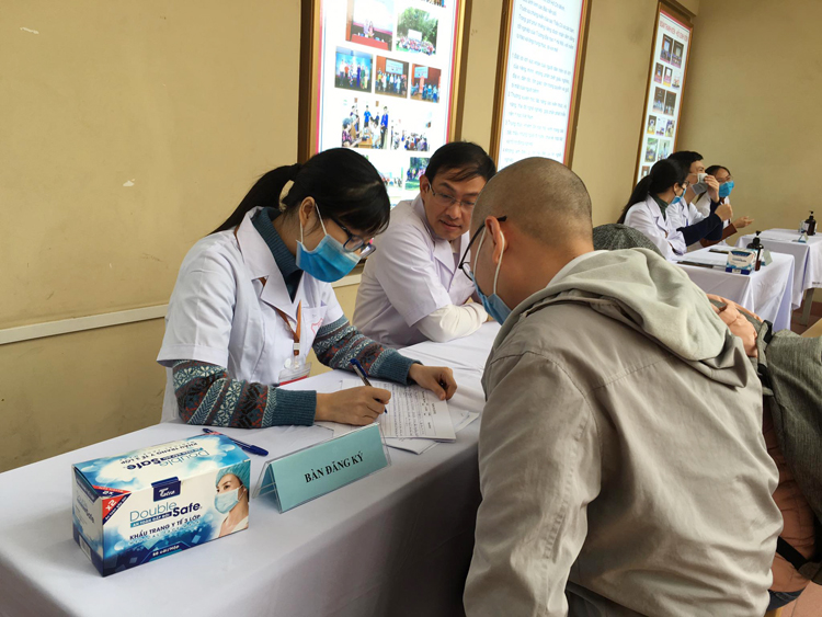 Các tình nguyện viên đăng ký thử nghiệm tiêm vắc-xin phòng Covid-19 tại Trường Đại học Y Hà Nội. 