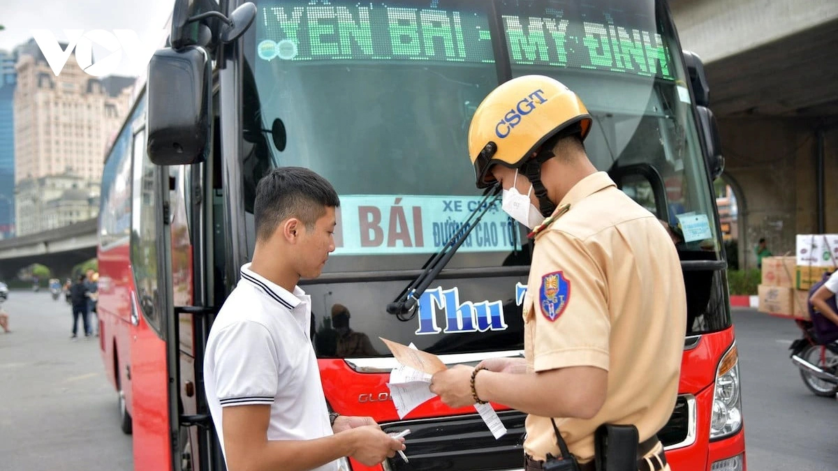 Ô tô vận chuyển hành khách theo hợp đồng không được đón, trả khách ngoài các địa điểm đã ghi trong hợp đồng.