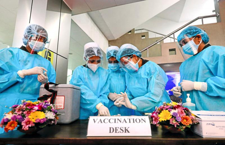 Các quan chức y tế đang chuẩn bị vaccine ngừa Covid-19 của AstraZeneca do Viện Huyết thanh Ấn Độ sản xuất, tại bệnh viện quân y Colombo, Sri Lanka ngày 29/1/2021. (Ảnh: Reuters)