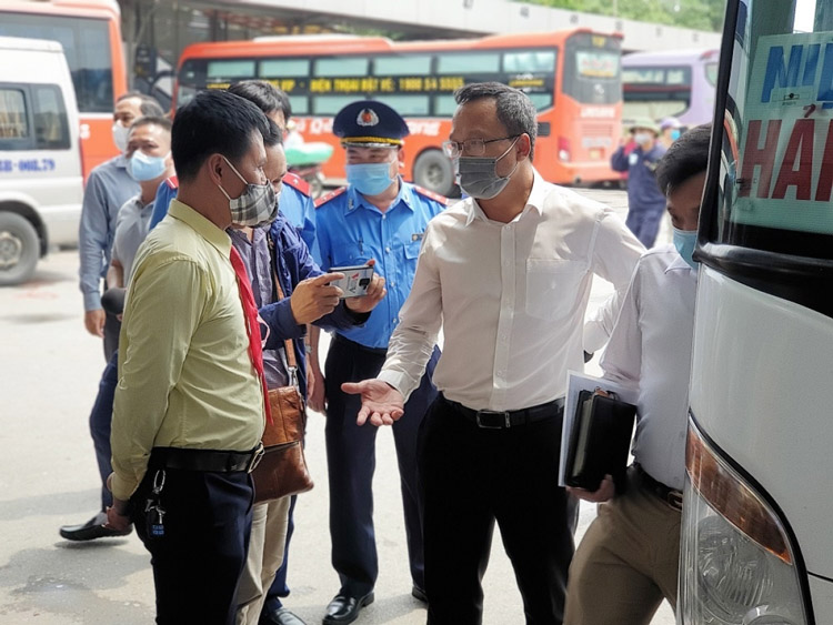 Lãnh đạo Ủy ban ATGT Quốc gia và Tổng cục Đường bộ VN trực tiếp kiểm tra công tác phòng dịch, khai báo y tế trên các chuyến xe tại một số bến xe của Hà Nội.