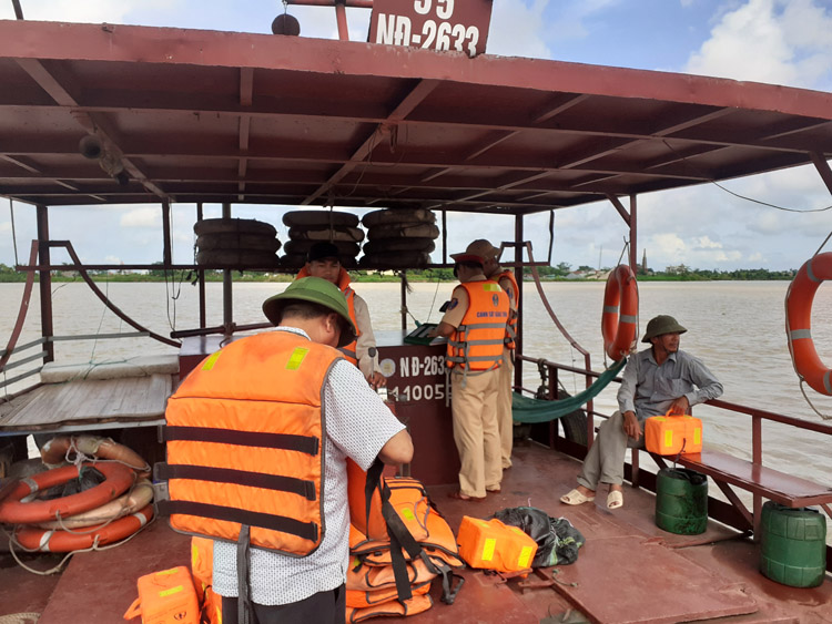 Lực lượng Cảnh sát giao thông đường thủy Nam Định tăng cường kiểm tra các bến đò khách ngang sông.