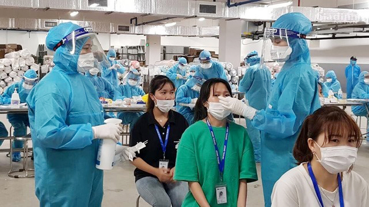  Công tác lấy mẫu xét nghiệm, truy vết được thực hiện xuyên đêm tại các công ty nằm trong khu công nghiệp Quang Châu, huyện Việt Yên, Bắc Giang. (Ảnh: NVCC)