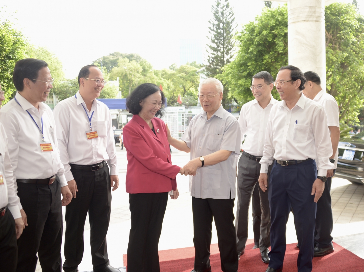 Tổng Bí thư Nguyễn Phú Trọng và Trưởng Ban Tổ chức Trung ương Trương Thị Mai cùng các đại biểu.