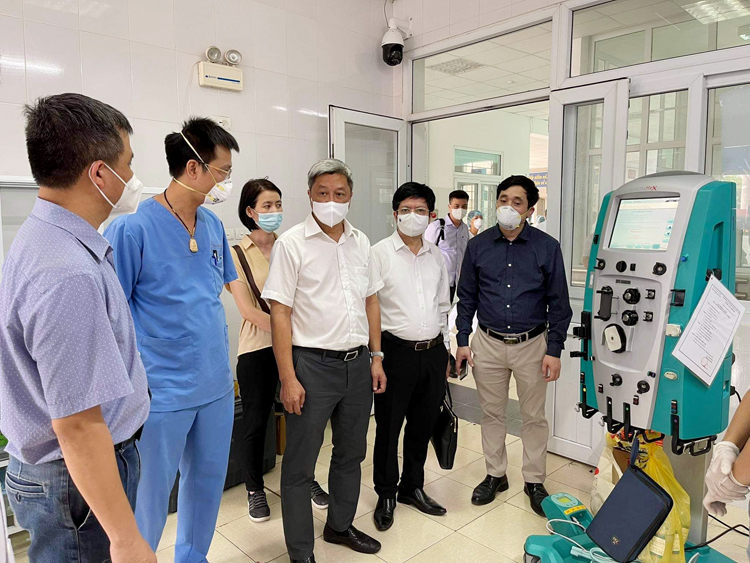 Thứ trưởng Nguyễn Trưởng Sơn kiểm tra đơn vị điều trị tích cực (ICU) mới được Bệnh viện Bạch Mai hỗ trợ thiết lập tại Bệnh viện Phổi tỉnh Bắc Giang. (Ảnh: Dương - Thắng)