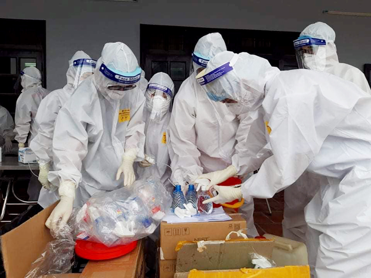 Đội ngũ y tế căng mình triển khai xét nghiệm nhanh tại 3 điểm nóng tỉnh Bắc Giang.