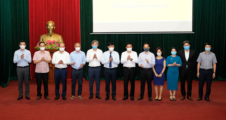 Bộ trưởng Bộ Y tế Nguyễn Thanh Long chụp ảnh lưu niệm với các đại diện các đơn vị ủng hộ Quỹ vắc-xin phòng COVID-19.