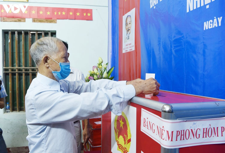 Ngày 6/6, cử tri xã Tráng Việt, huyện Mê Linh (Hà Nội) đã tiến hành việc bầu cử lại HĐND tại đơn vị bầu cử số 4 xã Tráng Việt. (Ảnh: Trọng Phú)