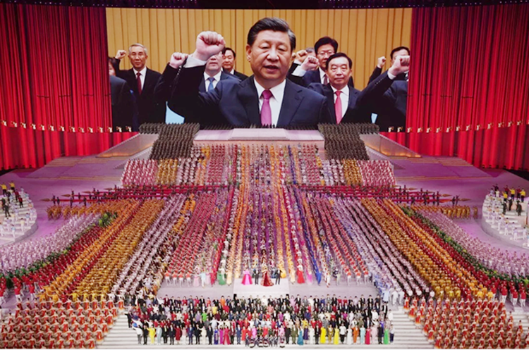 Chủ tịch Trung Quốc Tập Cận Bình và các quan chức cấp cao tuyên thệ trong lễ míttinh ở Bắc Kinh ngày 28/6, trước thềm kỷ niệm 100 năm Ngày thành lập Đảng Cộng sản Trung Quốc. (Nguồn: AP)