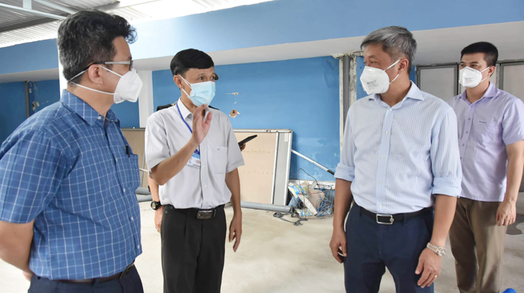 Thứ trưởng Nguyễn Trường Sơn trao đổi với cán bộ Trung tâm Y tế quận Bình Thạnh về thực hiện quản lý F0 được cách ly tại nhà sau thời gian nằm viện 10 ngày.