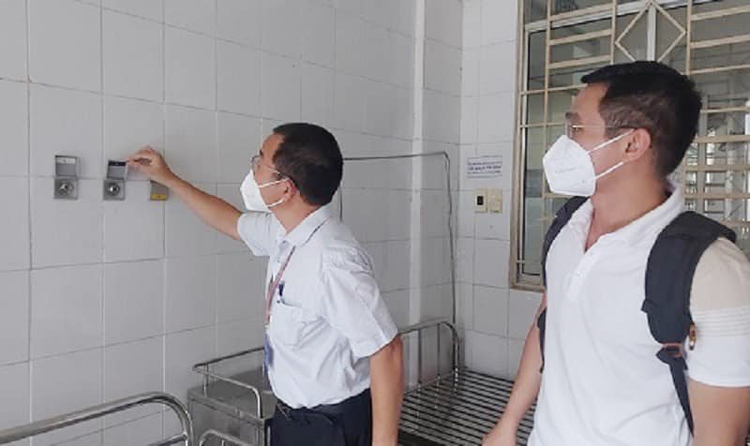 BSCKII Lê Quang Trung và thành viên Tổ công tác Bộ Y tế kiểm tra hệ thống oxy, khí nén đầu giường của BVĐK KV Long Thành
