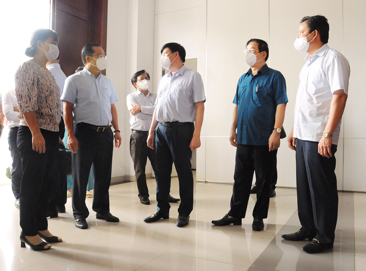 Bộ trưởng và lãnh đạo tỉnh Long An đi khảo sát mặt bằng xây dựng Trung tâm hồi sức tích cực tại Long An. (Ảnh: CDC Long An)
