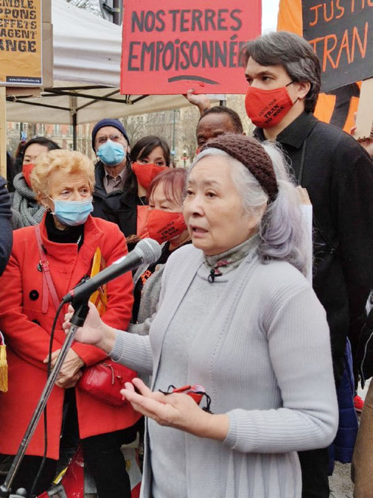 Bà Trần Tố Nga phát biểu trước những người ủng hộ tại Paris hồi tháng 1/2021. (Ảnh: Collectif Vietnam-Dioxine)